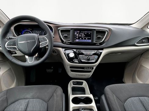 Used 2024 Chrysler Voyager LX FWD image 7