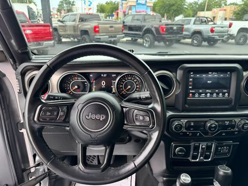Used 2021 Jeep Gladiator Sport AWD/4WD image 11