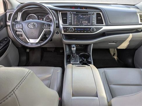 Used 2019 Toyota Highlander XLE image 18