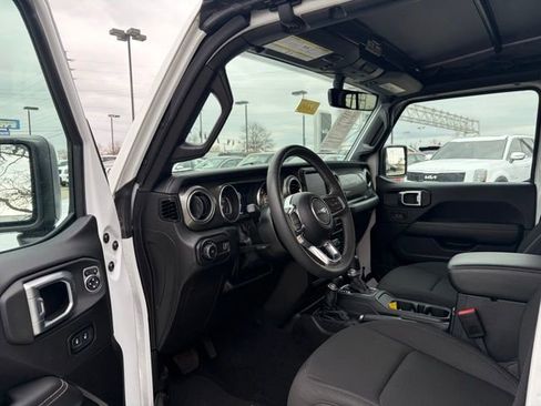 Used 2023 Jeep Wrangler Sahara image 8