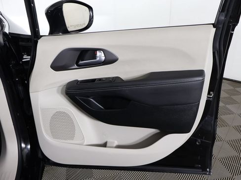 Used 2024 Chrysler Pacifica Touring-L FWD image 25