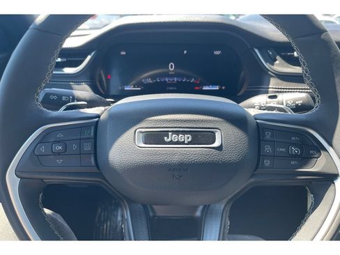 Used 2024 Jeep Grand Cherokee Laredo w/ Luxury Tech Group I AWD/4WD image 32