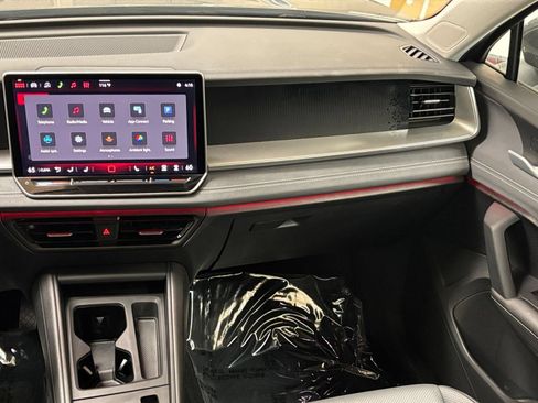 Used 2026 Volkswagen Tiguan SE FWD image 32