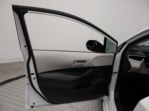 Used 2025 Toyota Corolla LE w/ Convenience Package image 16