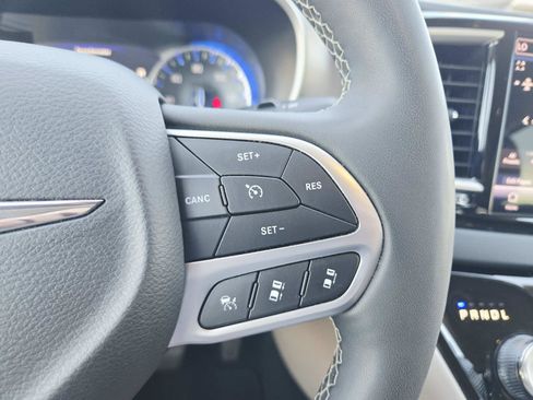 Used 2023 Chrysler Pacifica Touring-L FWD image 24