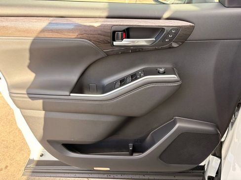 Used 2026 Toyota Highlander Limited image 10