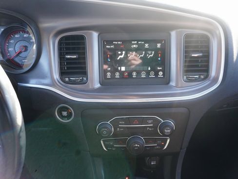 Used 2019 Dodge Charger SXT w/ Blacktop Package image 8