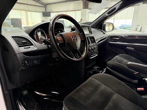 Used 2019 Dodge Grand Caravan SE FWD image 18