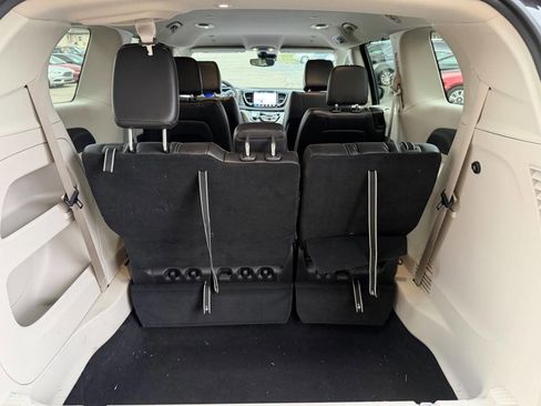 Used 2024 Chrysler Pacifica Touring-L image 13