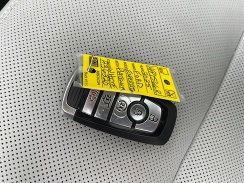 Used 2025 Ford Expedition Platinum image 27