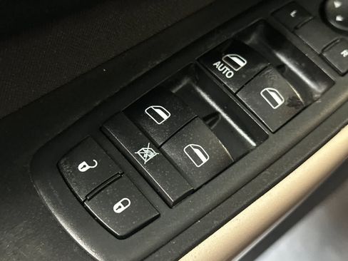 Used 2018 Jeep Cherokee Latitude w/ Altitude Package AWD/4WD image 14