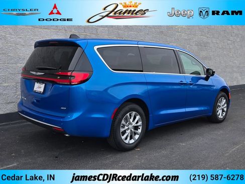 New 2026 Chrysler Pacifica Select AWD/4WD image 5