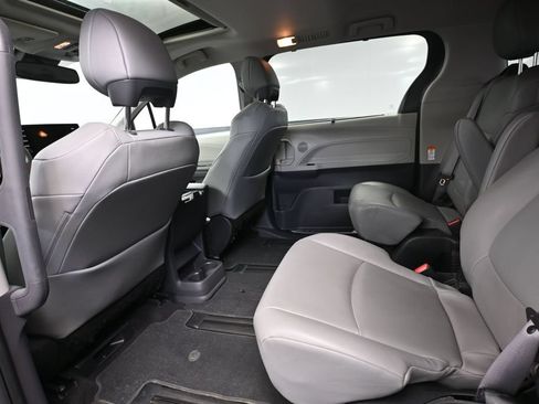Used 2022 Toyota Sienna XLE AWD/4WD image 36
