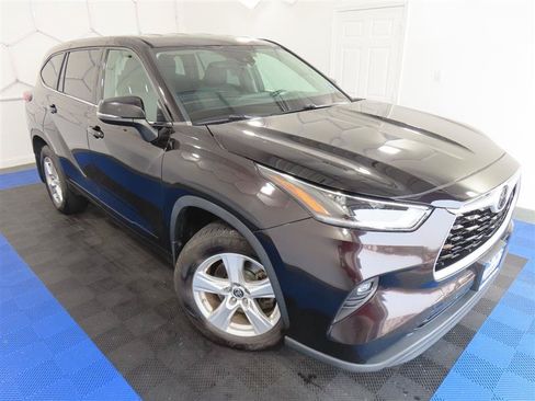 Used 2021 Toyota Highlander LE AWD/4WD image 5