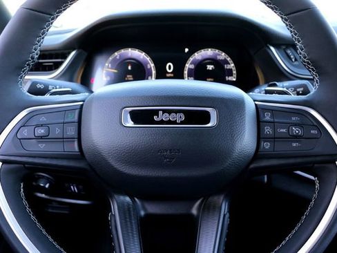 New 2025 Jeep Grand Cherokee Laredo w/ Luxury Tech Group I RWD image 11