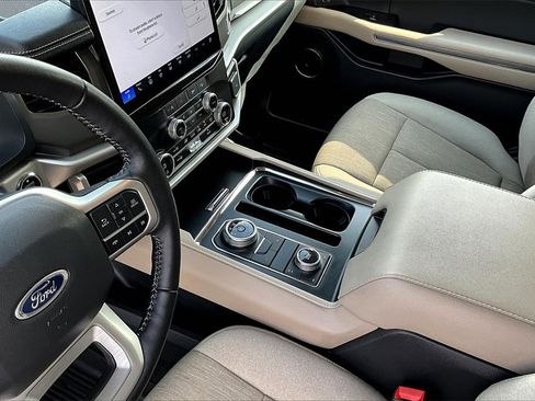 Used 2024 Ford Expedition XLT image 8