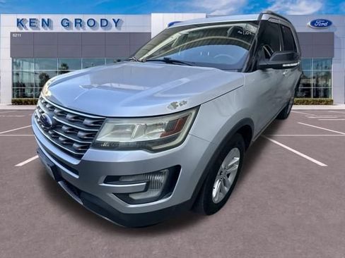 Used 2017 Ford Explorer XLT FWD image 3
