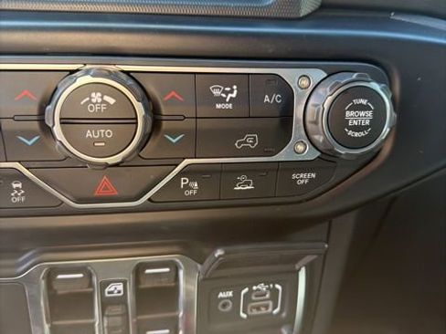 Used 2022 Jeep Wrangler Unlimited Sahara w/ LED Lighting Group AWD/4WD image 32