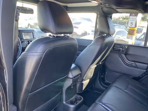 Used 2017 Jeep Wrangler Unlimited Sahara AWD/4WD image 16