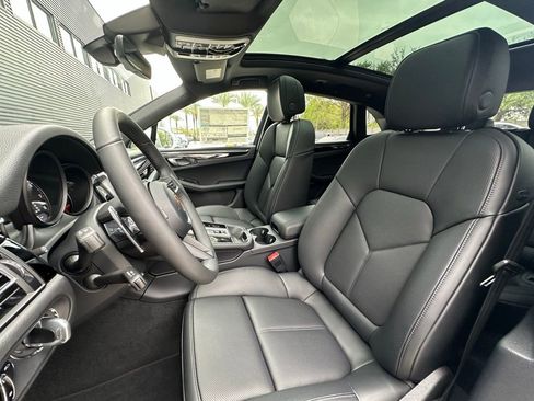 Used 2026 Porsche Macan AWD/4WD image 5