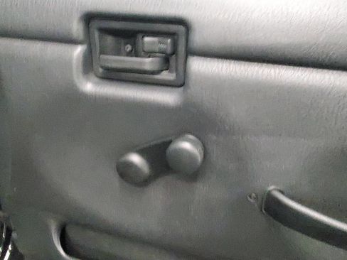 Used 2004 Jeep Wrangler SE image 13