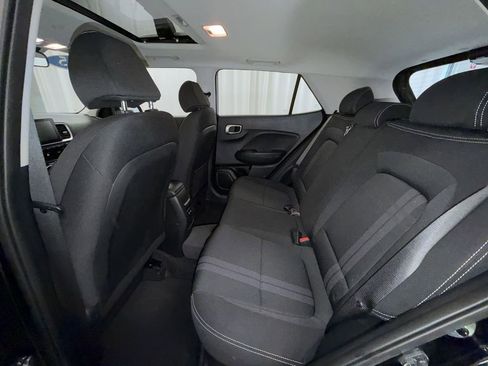 Used 2025 Hyundai Venue SEL FWD image 4