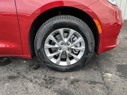 New 2026 Chrysler Pacifica Limited w/ Trailer Tow Group image 9