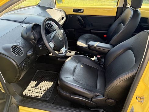 Used 2010 Volkswagen Beetle Coupe FWD image 8