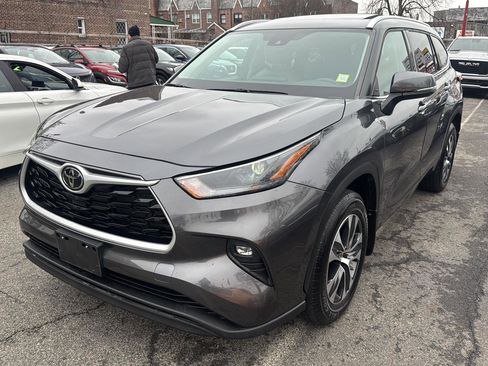 Used 2022 Toyota Highlander XLE image 4