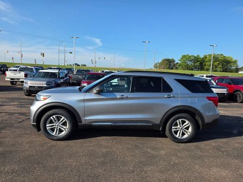 Used 2021 Ford Explorer XLT w/ Equipment Group 202A AWD/4WD image 4