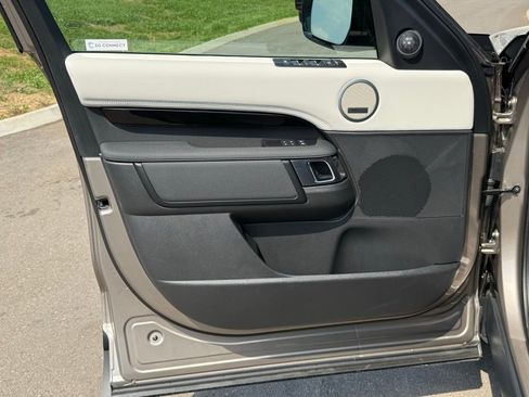 Used 2025 Land Rover Discovery S image 16