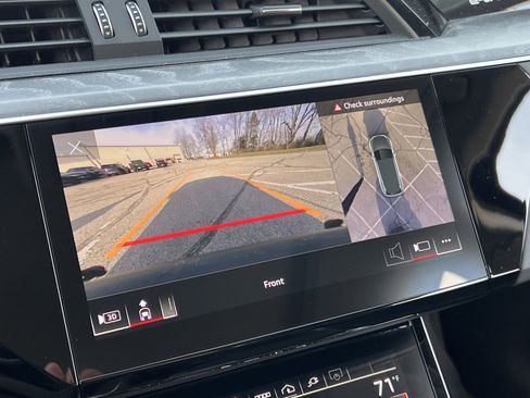 Used 2023 Audi e-tron Premium Plus w/ Premium Plus Package image 25