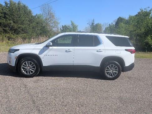 Used 2023 Chevrolet Traverse LT image 2