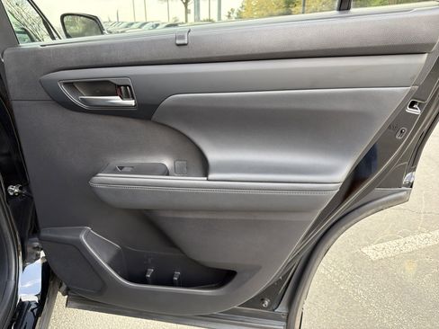 Used 2021 Toyota Highlander XLE image 16