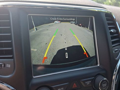 Used 2018 Jeep Grand Cherokee Limited AWD/4WD image 17