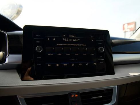 Used 2025 Volkswagen Taos SE w/ Panoramic Sunroof Package FWD image 21