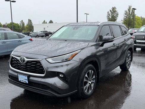 Used 2022 Toyota Highlander XLE AWD/4WD image 4