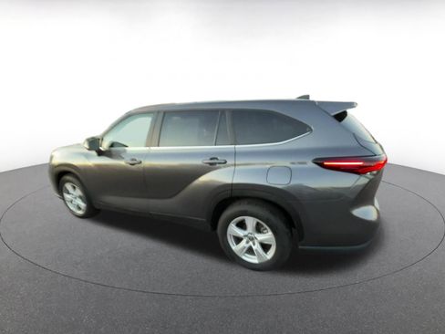 Used 2025 Toyota Highlander LE image 10