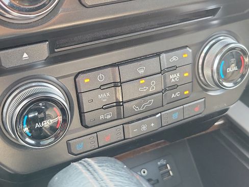 Used 2015 Ford F150 Platinum w/ Equipment Group 701A Luxury AWD/4WD image 26