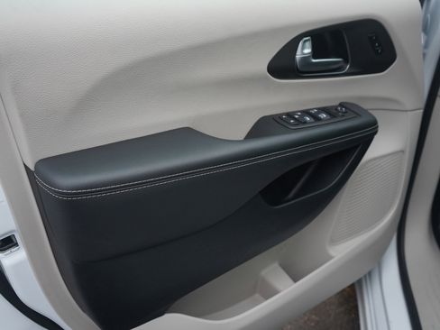 Used 2024 Chrysler Pacifica Touring-L FWD image 24