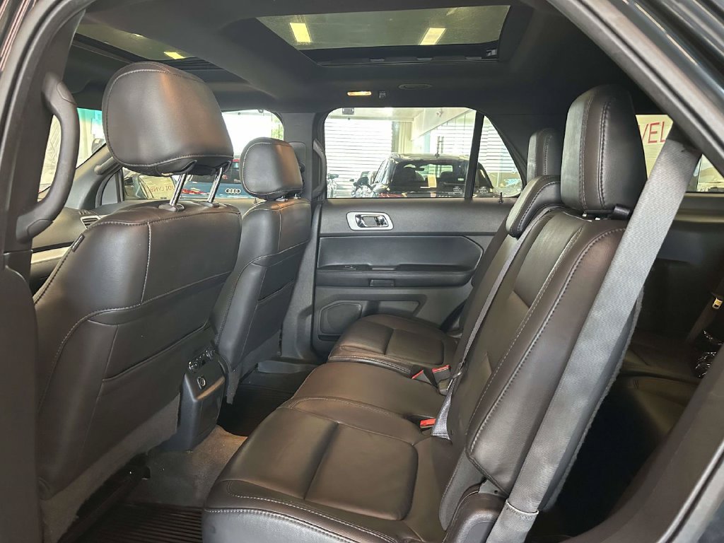 Used 2015 Ford Explorer XLT w/ Equipment Group 202A AWD/4WD image 13