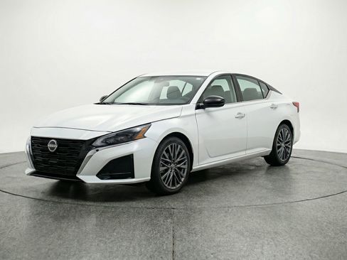Used 2025 Nissan Altima 2.5 SV image 3