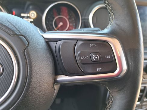 Used 2020 Jeep Gladiator Overland image 16