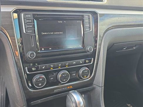 Used 2017 Volkswagen Passat 1.8T SE w/ SE Lighting Package image 11