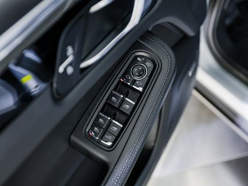 Certified 2021 Porsche Macan image 23