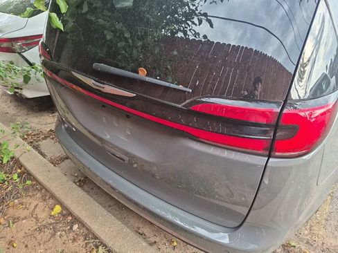 Used 2025 Chrysler Pacifica Select FWD image 7