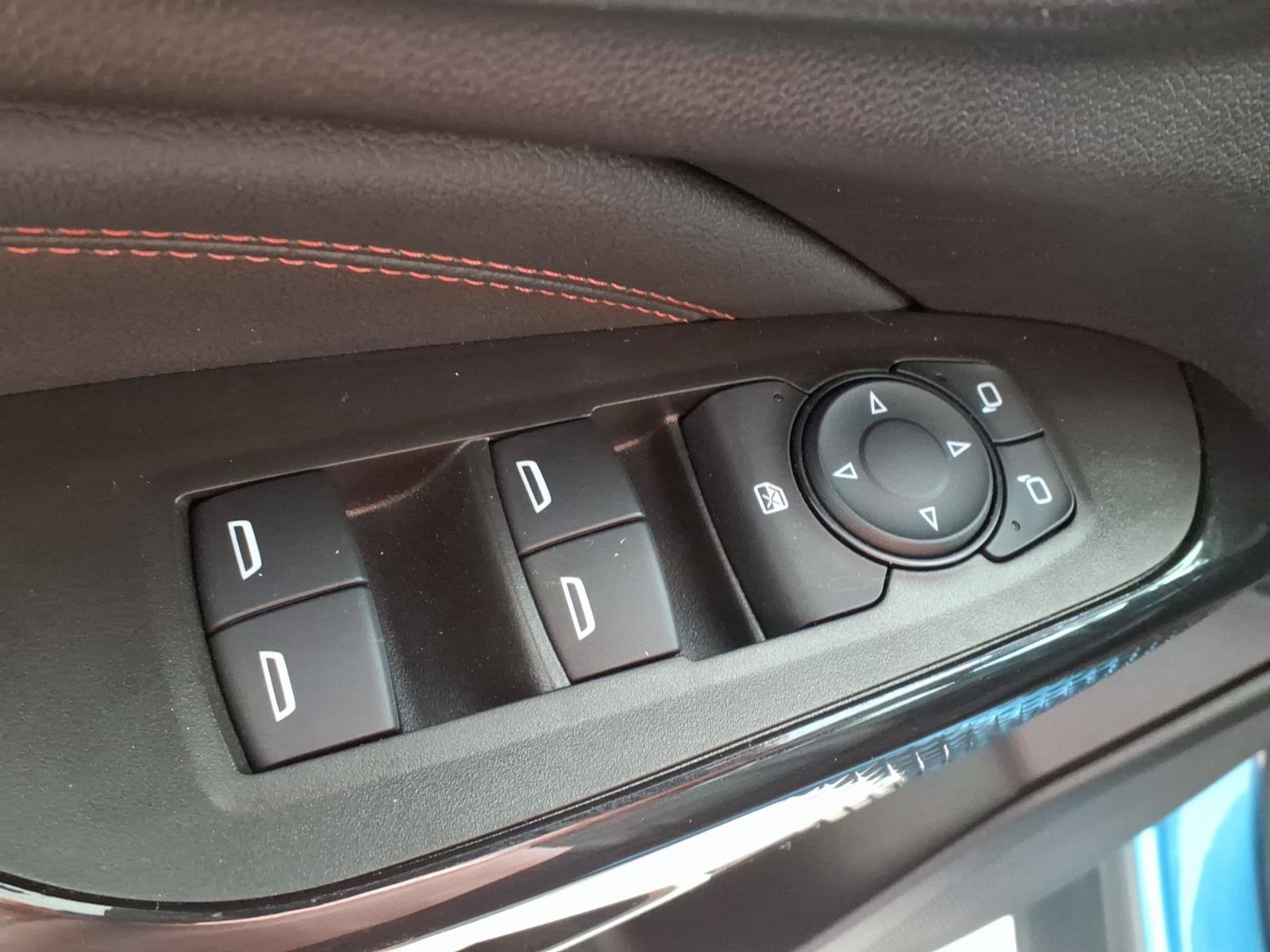 Used 2025 Chevrolet Trax RS w/ Sunroof Package FWD image 6