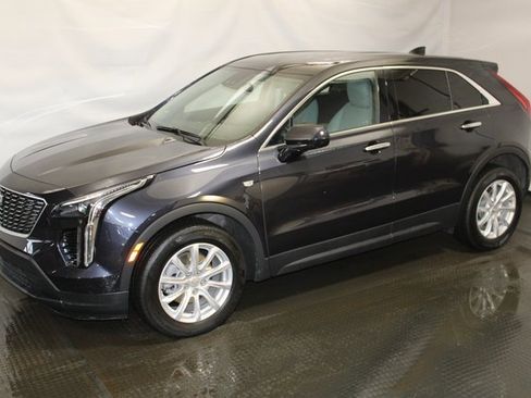 Certified 2022 Cadillac XT4 Luxury w/ Cold Weather Package image 2