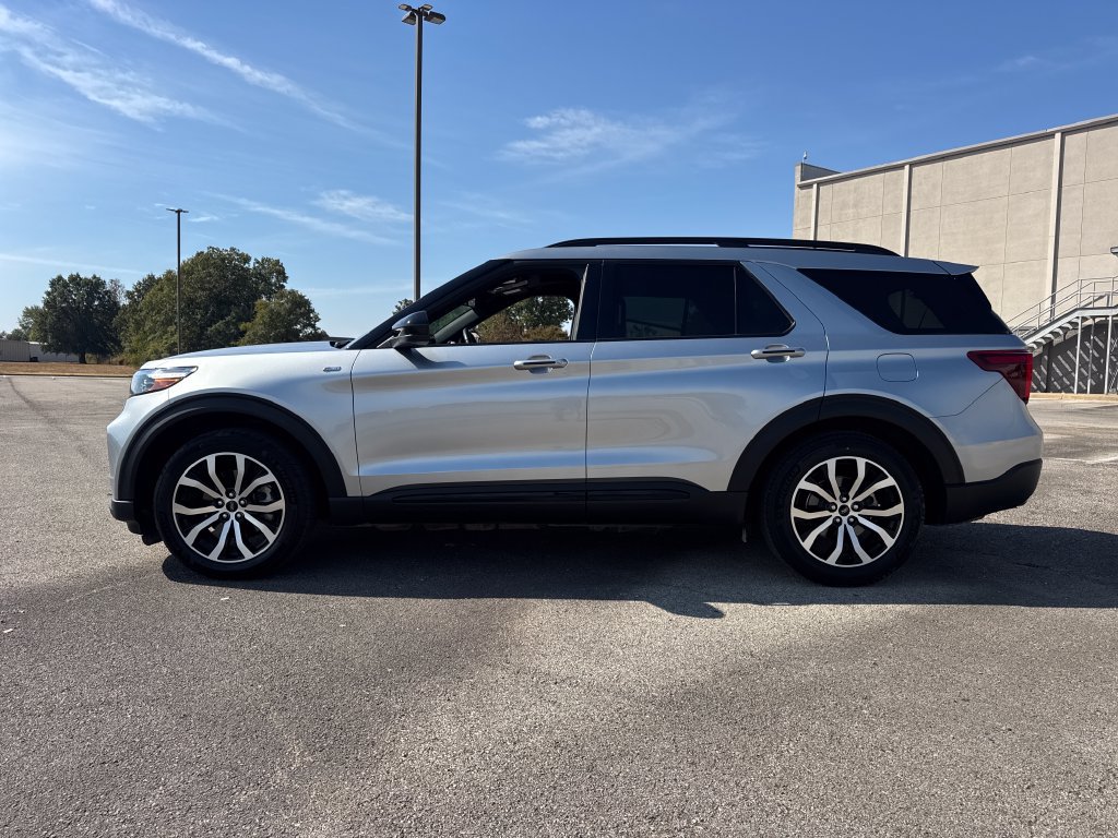 Used 2024 Ford Explorer ST-Line w/ Class IV Trailer Tow Package RWD image 3