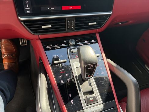 Used 2020 Porsche Cayenne Turbo image 9